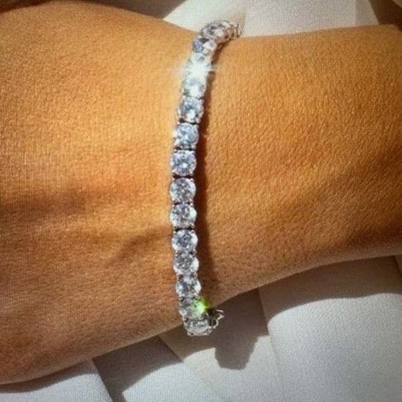 Neiman Marcus Jewelry - NWT TENNIS BRACELET
